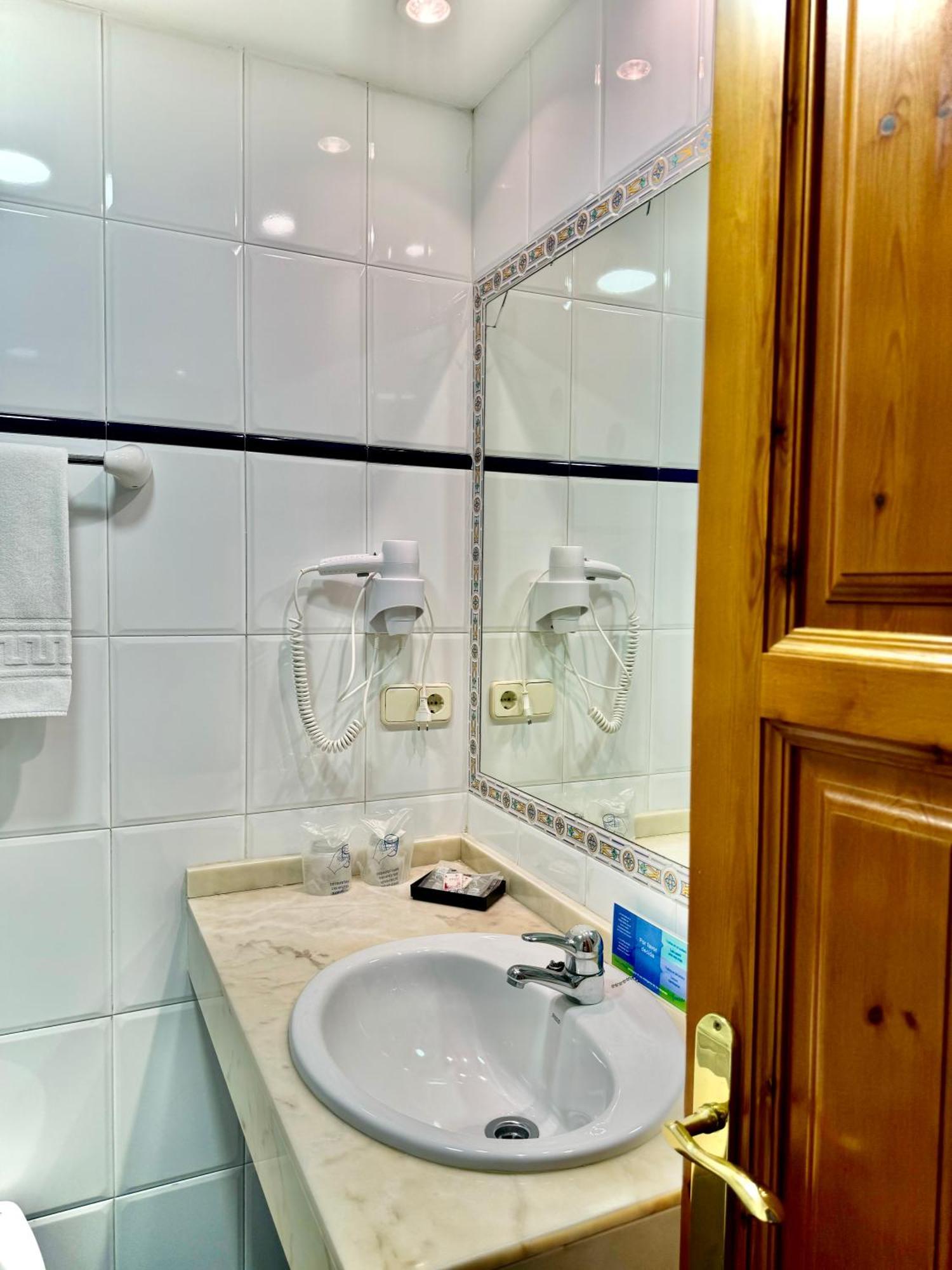 Hotel La Rivera Arenas De Cabrales Dış mekan fotoğraf